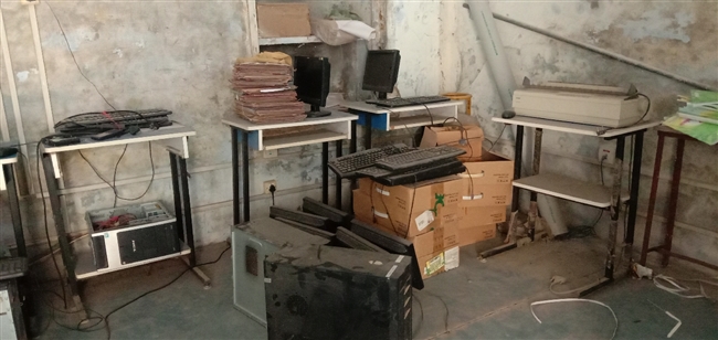 एडेड कालेजों में लगे कंप्यूटर व जनरेटर हो रहे कबाड़