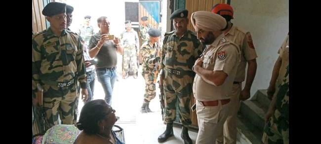 नशे के लिए बदनाम बस्तियों में पुलिस ने बीएसएफ के साथ चलाया तलाशी अभियान - Police Start Checking Drive For Drug Smugglers - Punjab Moga Local News