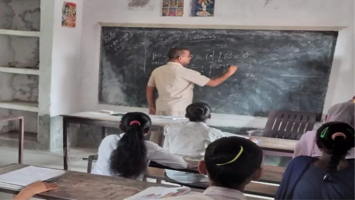 जब बच्चों को गणित पढ़ाने लगे आरडीडीई गणपति चौधरी, सहरसा में स्कूलों की लचर व्यवस्था पर लिया एक्शन