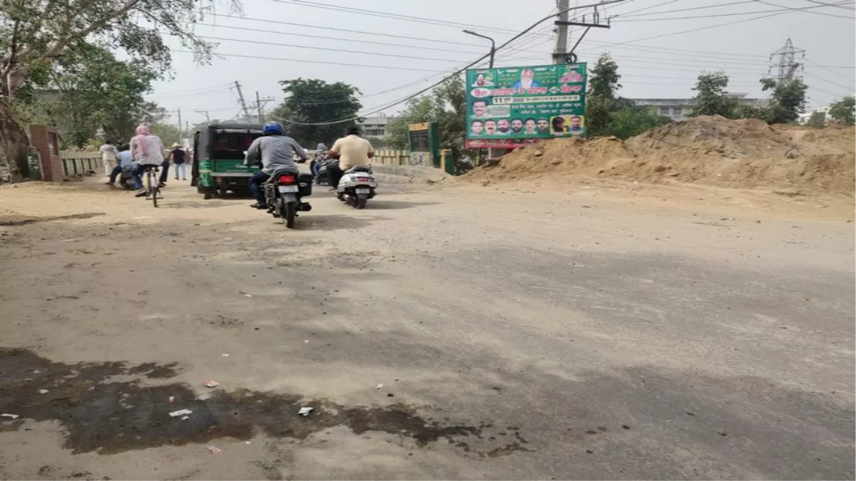 लुधियाना में नगर निगम ने दो सप्ताह पहले बनी हैबोवाल मेन रोड को खोदा, लोगों को फिर झेलनी पड़ रही परेशानी