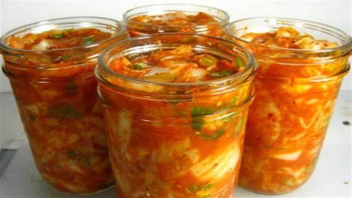 Side Effects of Pickle: अचार का सेवन सीमित मात्रा में ही करना चाहिए।