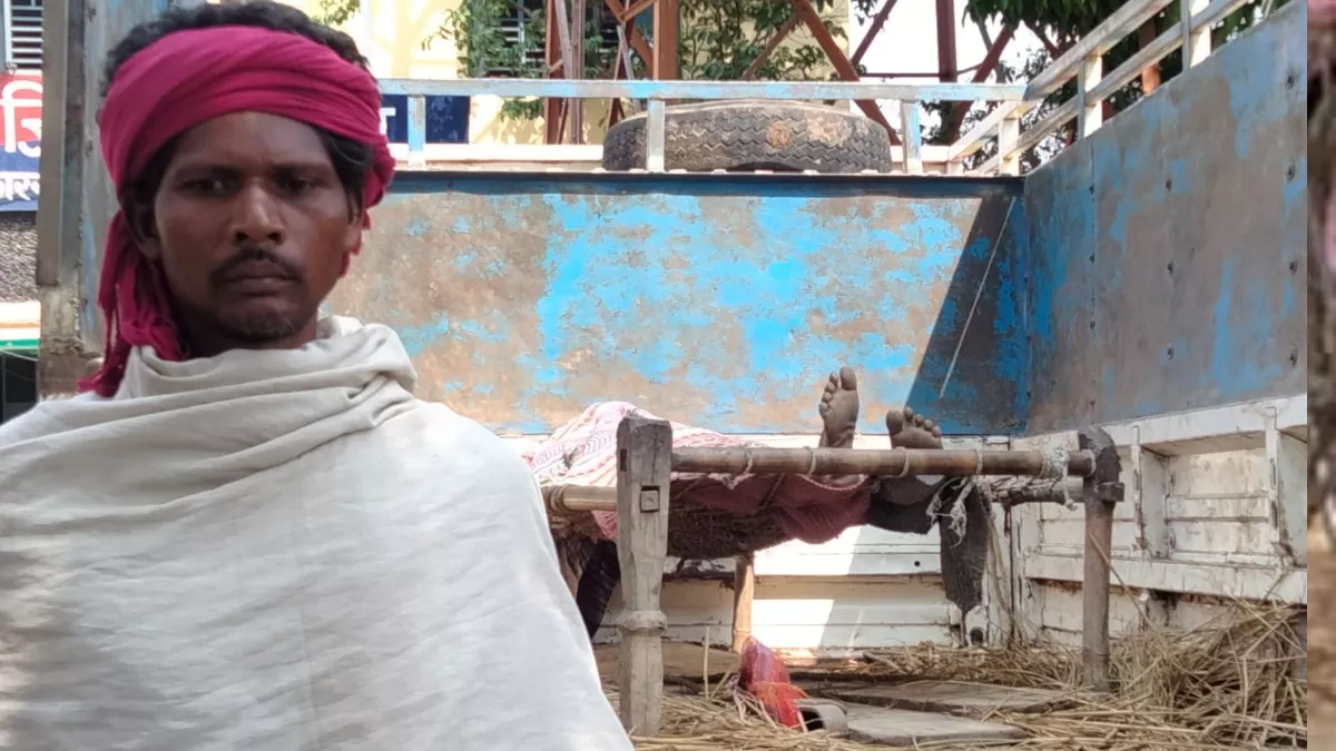 Jharkhand : पिता के शव के पास भाभी को रोता देख आगबबूला हुआ देवर, कुल्हाड़ी से गर्दन काटी; 5 बच्चों से छीनी मां
