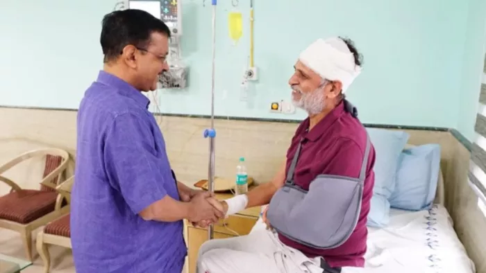 Delhi: सत्येंद्र जैन से अस्पताल मिलने पहुंचे सीएम अरविंद केजरीवाल, खुशी से लगाया गले