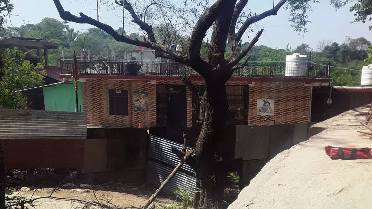 Hamirpur: 99 साल की लाजवंती को दबंगों ने घर में किया कैद, तार लगाकर रास्ता बंद; पीड़ित ने लगाई मदद की गुहार