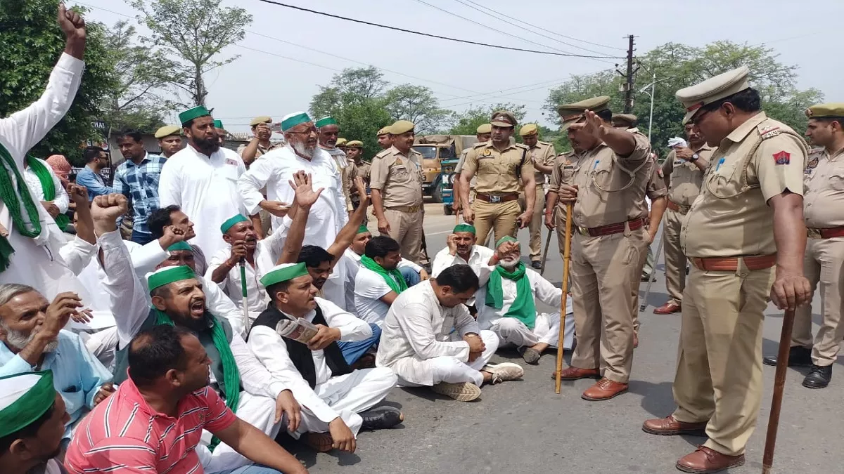 Rampur News: दिल्ली जा रहे भाकियू कार्यकर्ताओं को पुलिस ने रोका, हाईवे पर लेट की नारेबाजी, गिरफ्तार
