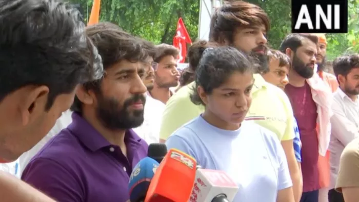 साक्षी मलिक ने महिला पुलिसकर्मी को मारी लात।