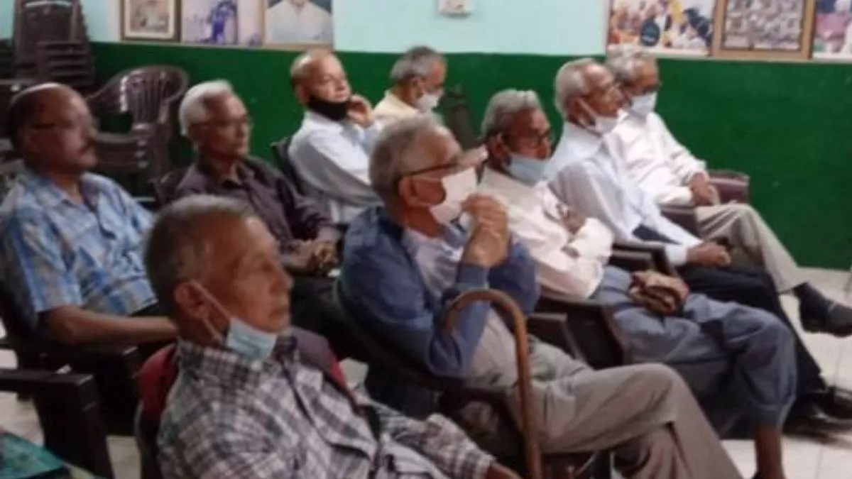 Almora: वरिष्ठ नागरिकों की संस्था डे केयर सेंटर की बैठक में समस्याओं का मंथन, जल मूल्य बढ़ाए जाने का भी विरोध