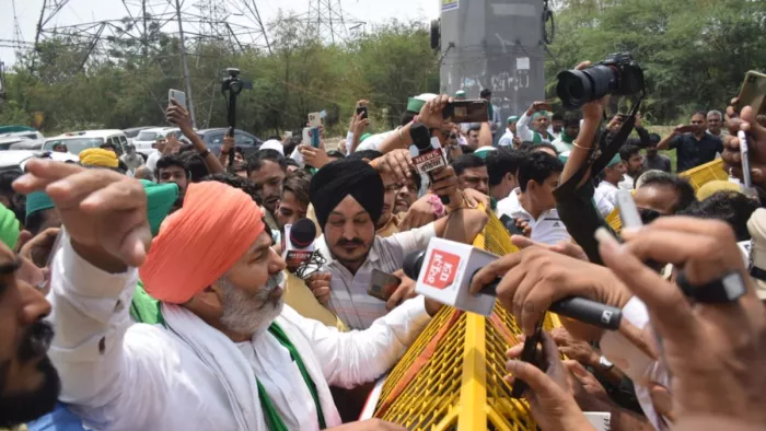 यूपी गेट पर समर्थकों के साथ धरने पर बैठे राकेश टिकैत
