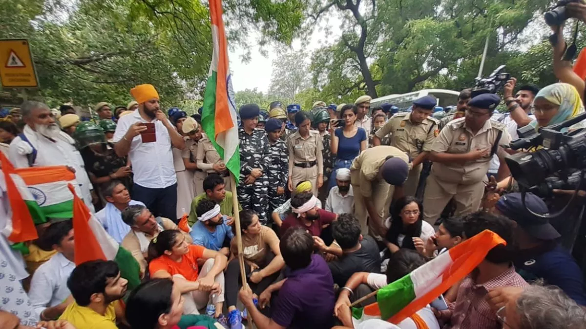 Delhi Wrestlers Protest Live: फोगाट बहनों को पुलिस ने छोड़ा, बजरंग पुनिया समेत 4 लोग अभी भी हिरासत में; राकेश टिकैत ने खाली किया यूपी गेट
