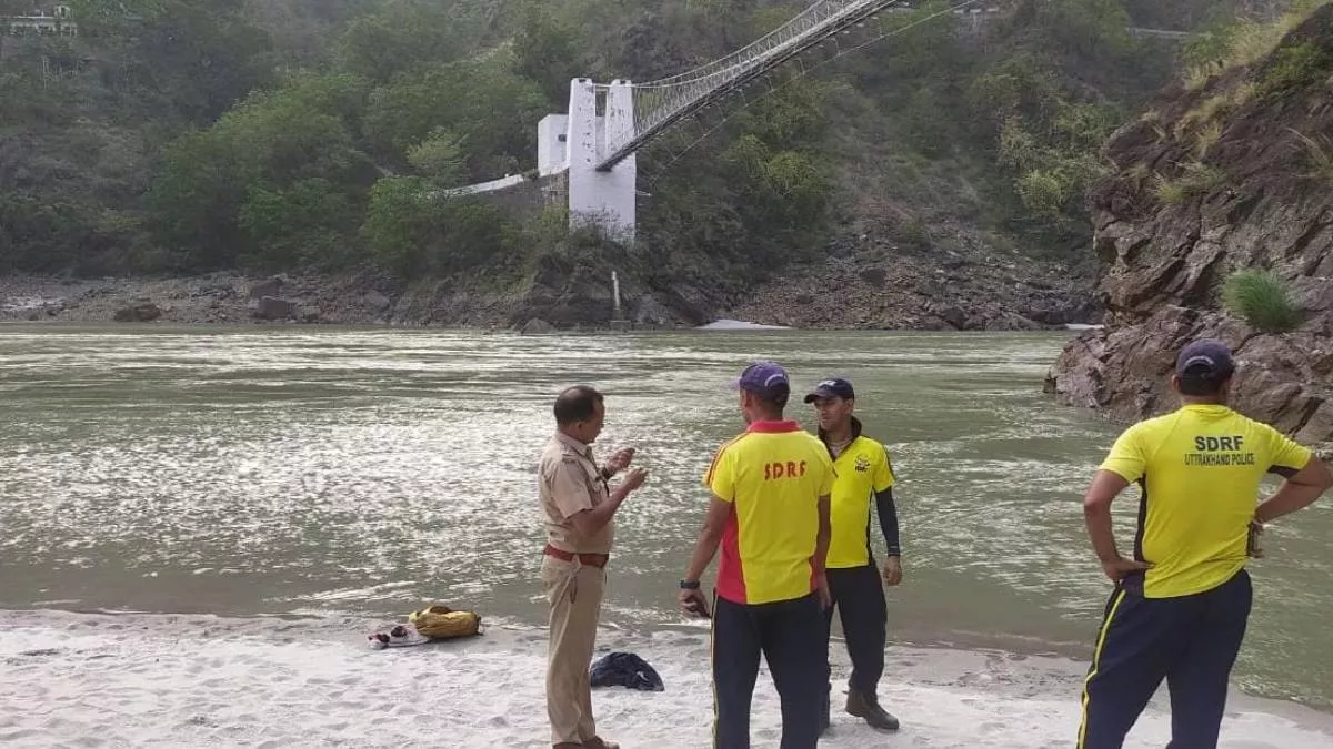 Rishikesh: गंगा में डूबा युवक, दोस्तों के साथ आया था घूमने, गोताखोरों ने शव को बाहर निकाला