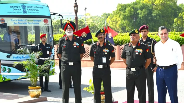 भारतीय सेना और इंडियन ऑयल के बीच समझौते के बाद सेना को हाइड्रोजन से चलने वाली बस मिली है।