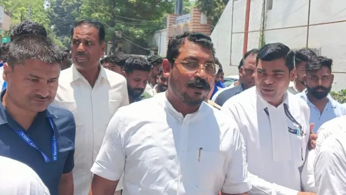कोर्ट में पेश होने के पहुंचे भीम आर्मी के संस्थापक चंद्रशेखर।