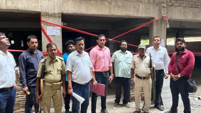 चीरा चास में अपार्टमेंट को सील करते दंडाधिकारी, पुलिस व कर्मी