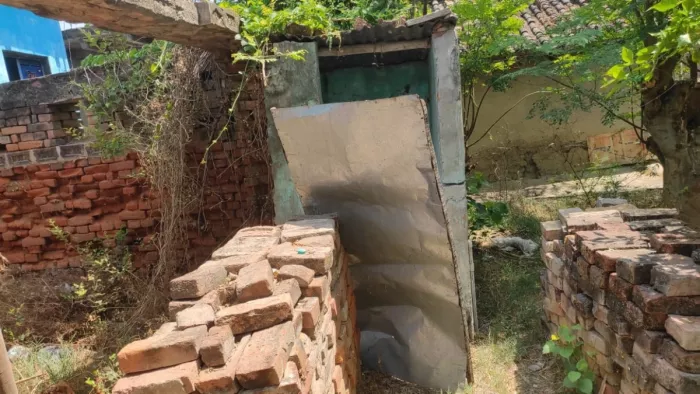 अनुपयोगी बना जोरार गांव के बाहर बना शौचालय