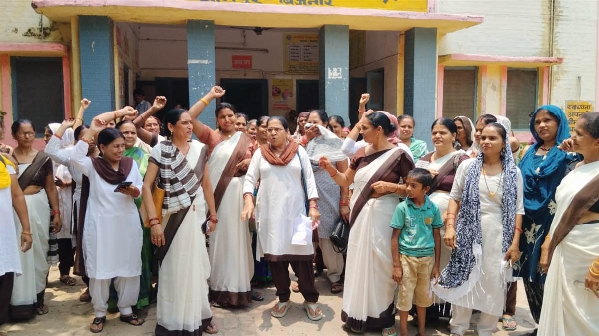 bijnaur news asha workers protest alleging misbehavior by doctor