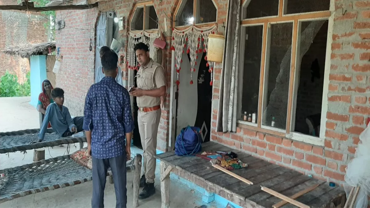 Bijnor News: खिड़की की जाली तोड़कर घर में घुसे चोर, सवा तीन लाख की चोरी