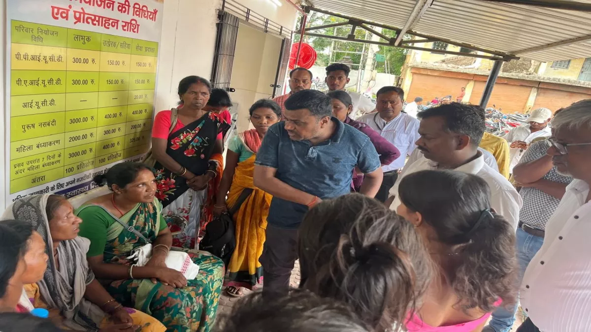 Lohardaga News: मनरेगा सिंचाई कूप निर्माण के दौरान बड़ा हादसा, मिट्टी धंसने से एक मजदूर की मौत; 3 घायल