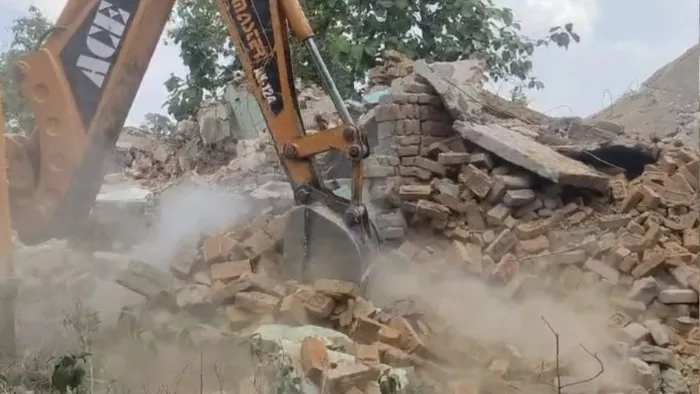 बभनजाेत के ग्राम पंचायत नौव्वागांव में खलिहान की भूमि पर अवैध मदरसे को बुलडोजर से ढहाते कर्मचारी। जागरण