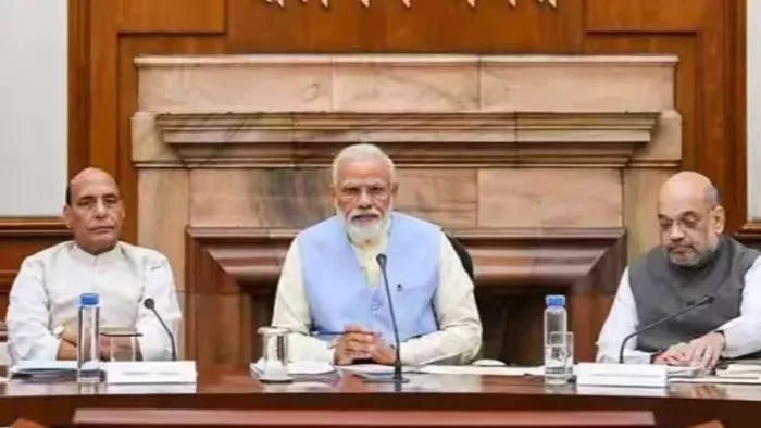 केंद्रीय मंत्री अश्विनी वैष्णव ने कैबिनेट के फैसलों की जानकारी दी (फोटो: पीटीआई)