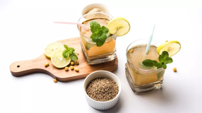 World Digestive Health Day 2025: गर्मियों में बेहतर डाइजेशन के लिए जरूर पिएं 5 ड्रिंक्स (Image: Freepik)