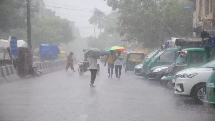 तूफानी बारिश व तेंज हवाओं के बाद घाटी के मौसम में हुआ सुधार