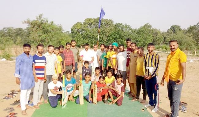 क्रिकेट टूर्नामेंट में थलूह गांव की टीम बनी चैंपियन