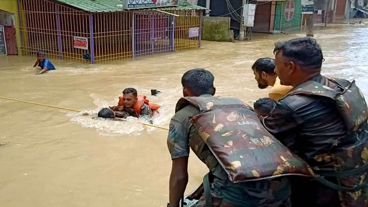 बाढ़ में डूबा असम, सिल्चर में अंतिम संस्कार के लिए नहीं मिल रही जमीन