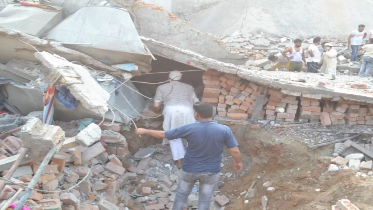 Explosion In Meerut: मेरठ की अवैध पटाखा फैक्‍ट्री में विस्‍फोट, धमाके के बाद मकान ऐसे हिलने लगे मानो भूकंप आ गया