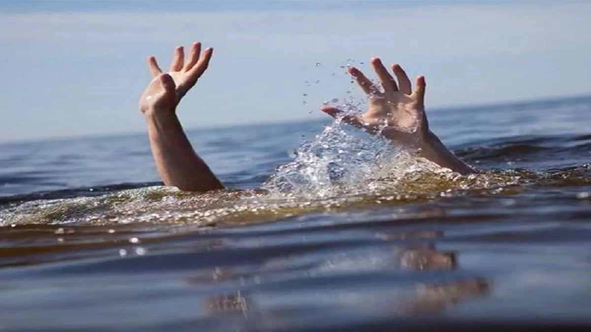 कानुपर: ड्योढ़ीघाट पर नहाते समय दो युवक डूबे, इंटर के छात्र ने बहादुरी दिखाते हुए दोनों को बचाया