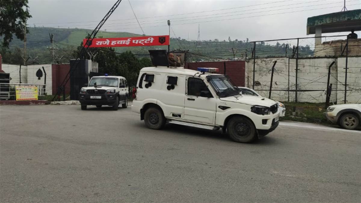 https://www.jagranimages.com/images/newimg/28062022/28_06_2022-rajouri_bandh_grenade_attack_22843969.jpg