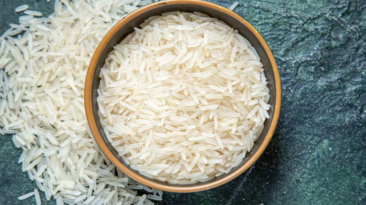 Chawal Ke Upay: एक मुट्ठी चावल बदल सकते हैं व्यक्ति का भाग्य, जानें कौन से उपाय करने से नहीं होगी पैसों की तंगी