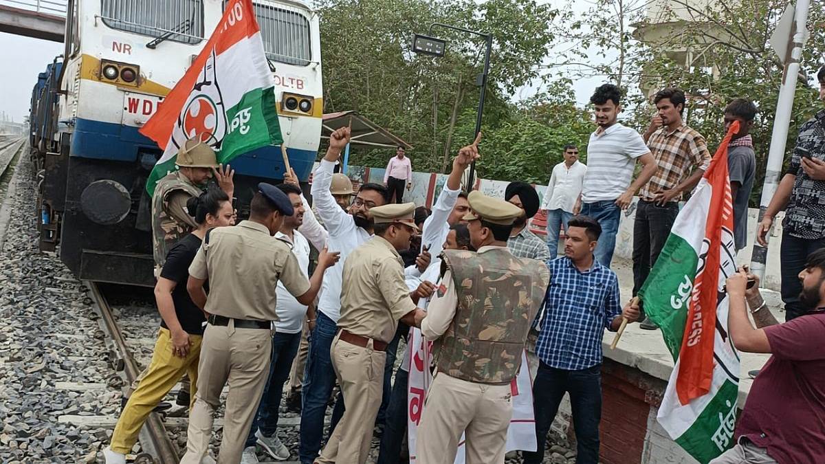 Agnipath Protest : हल्द्वानी से जा रही थी रुद्रपुर संपर्क क्रांति, रेलवे पुलिस बल ने ट्रैक से हटाया