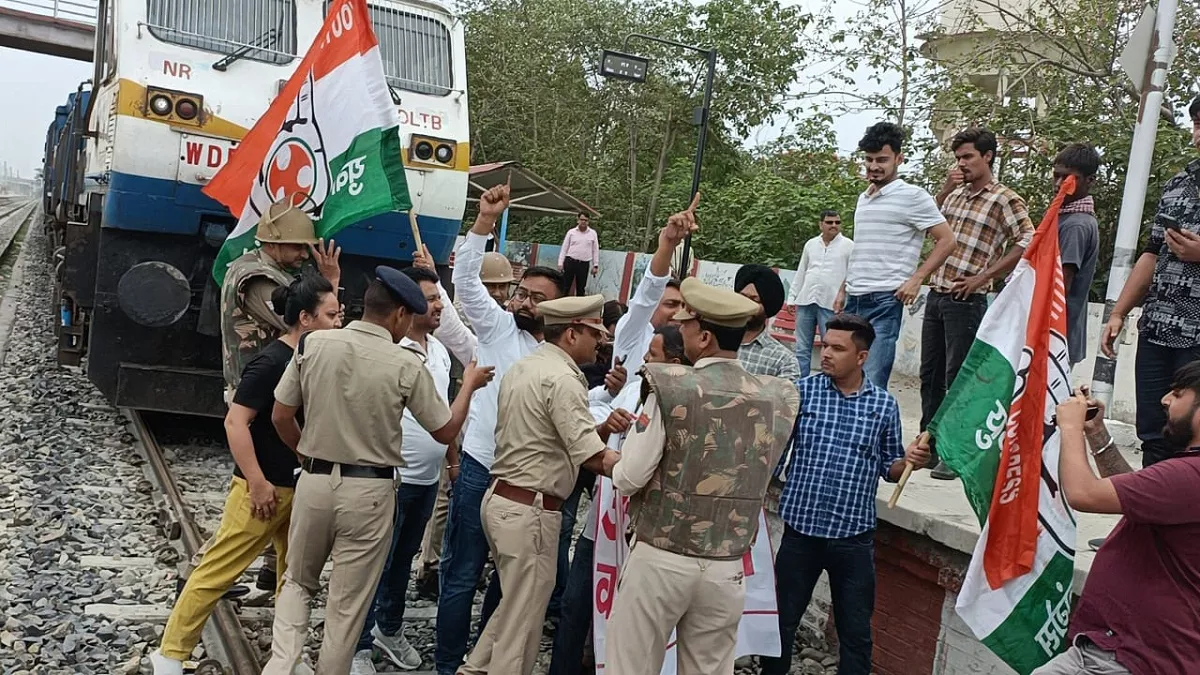 Agnipath Protest : अग्निपथ के विरोध में युवा कांग्रेसियों ने रुद्रपुर में रोकी संपर्क क्रांति, हिरासत में लिए गए
