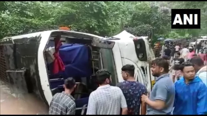 सिक्किम में रांची के छात्रों से भरी बस दुर्घटना का शिकार (फोटो- एएनआइ)