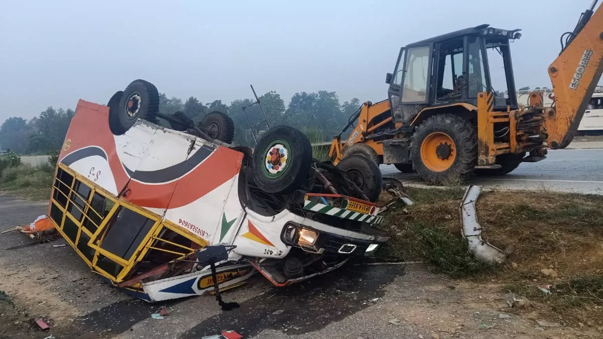 Sultanpur Accident News: सुलतानपुर में भीषण सड़क हादसा, गोवंश से टकराकर खाई में पलटा शव वाहन; दो लोगों की मौत-11 घायल