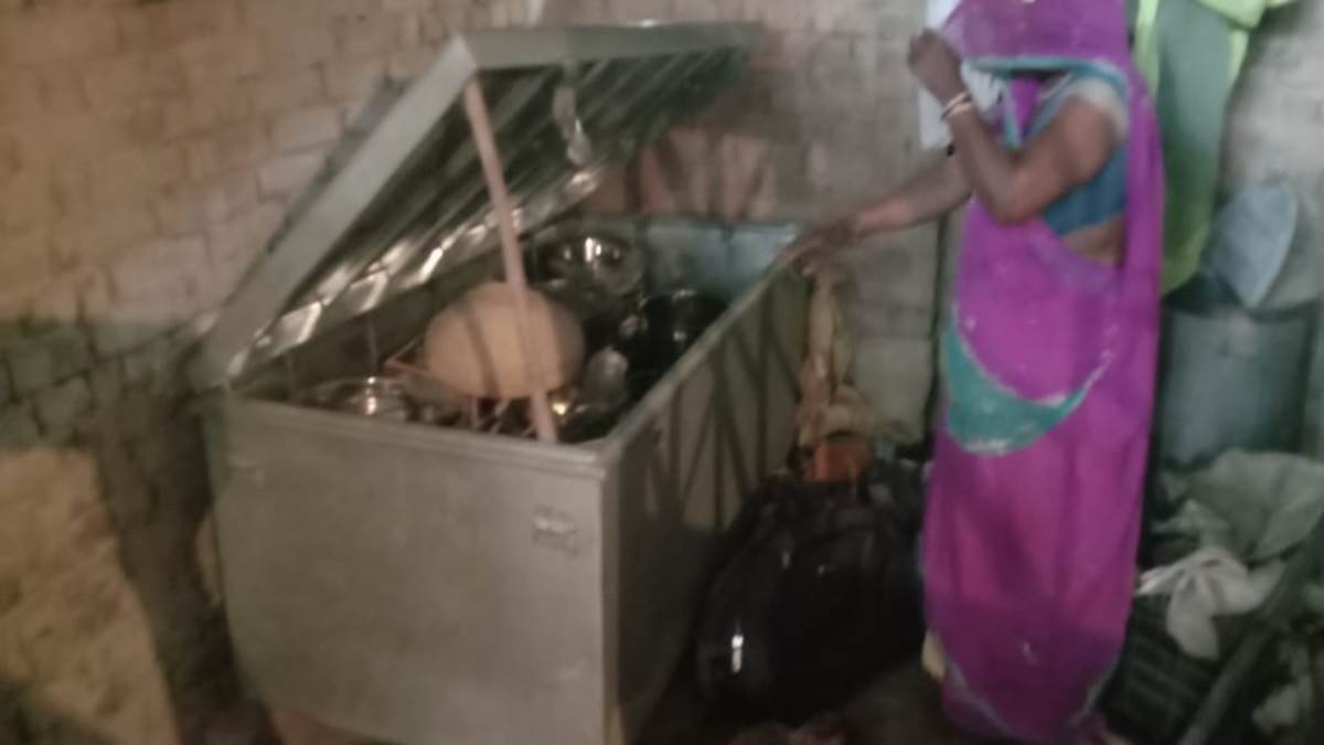 thieves escaped at night with cash and jwellery in naini industrial area of prayagraj