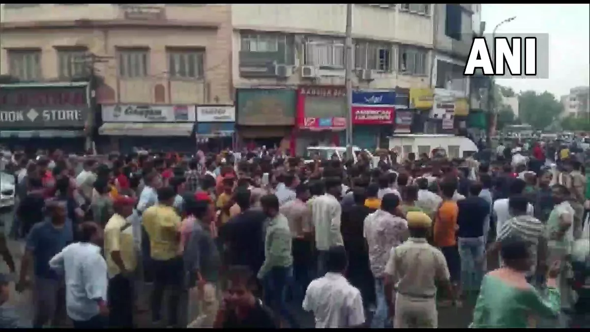 Udaipur Murder: उदयपुर की घटना से हिन्दू संगठनों में आक्रोश, विरोध में किया प्रदर्शन; पुतला जलाया
