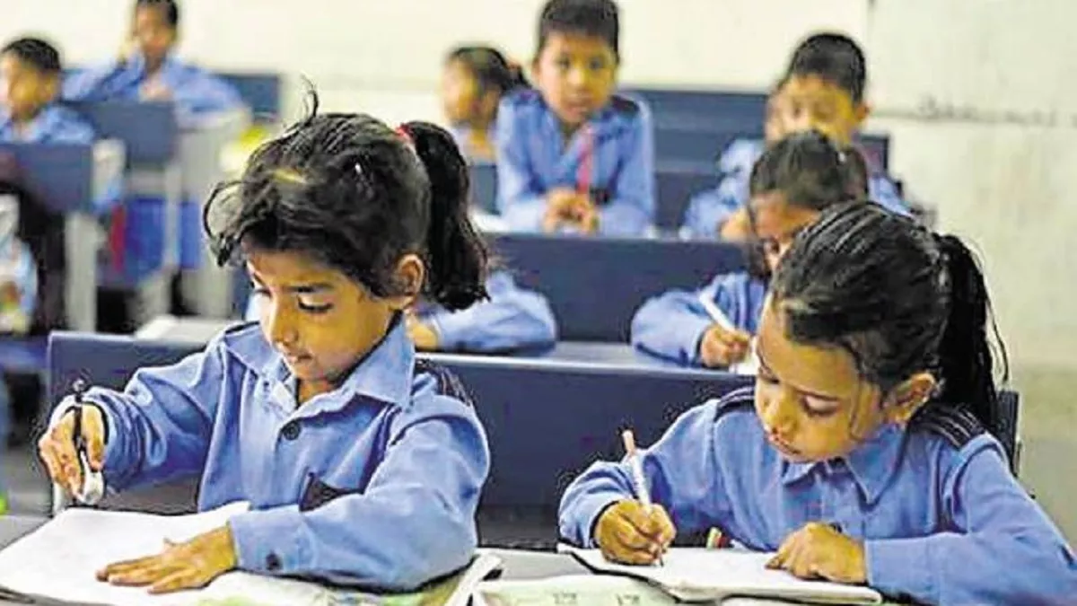 योगी आद‍ित्‍यनाथ सरकार ने की छात्र-छात्राओं को कापी पेंसिल के लिए धन देने की तैयारी, बेसिक शिक्षा विभाग ने तैयार क‍िया प्रस्‍ताव