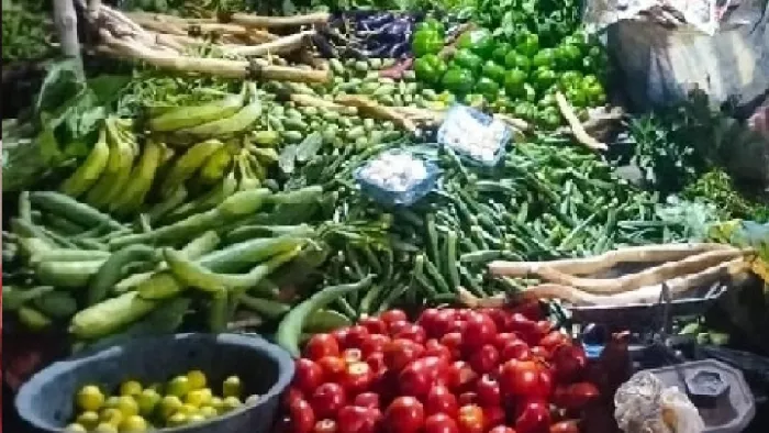 UP Tomato Price: पहली बारिश के बाद सब्जियों के दामों में आया उछाल