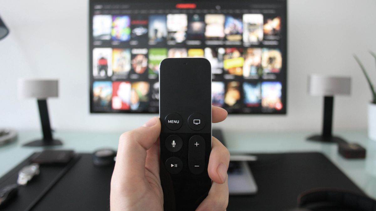 अपने Smartphone को बनाए TV का रिमोट, बस अपना लें ये तरीके, बन जाएगा काम