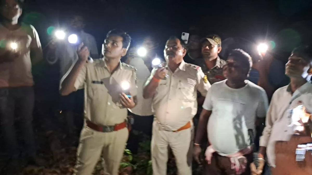 समस्तीपुर में आम के बगीचे में फंदे से लटका मिला युवक का शव, पॉकेट से मिले चार हजार रुपये और केक के पैकेट्स