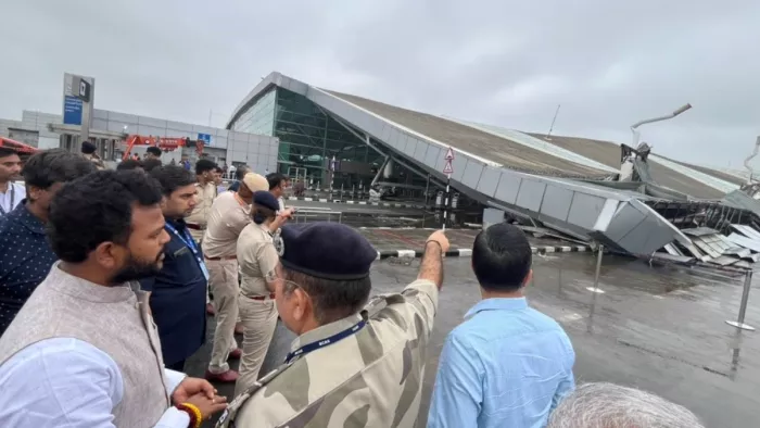 IGI एयरपोर्ट के टर्मिनल 1 की छत गिरने की घटना के बाद सभी उड़ानें निलंबित की गई है।