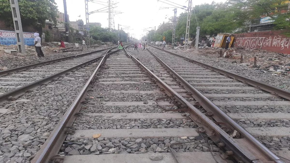 Bhojpur News: बिहिया में ट्रैक के किनारे मकान बनाने वालों की उड़ी नींद, रेलवे के एक कदम से होगा लाखों का नुकसान
