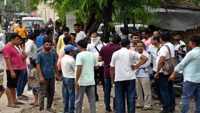 खबड़ा स्थित परीक्षा केंद्र रेजेनेंस इंटरनेशनल स्कूल में हंगामे के बाद जुटी लोगों की भीड़। फोटो- जागरण