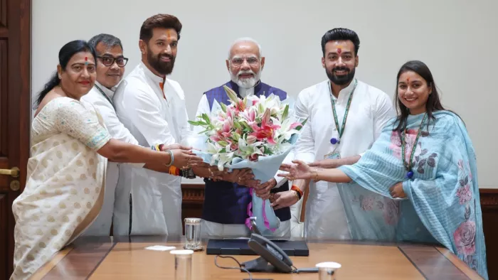 लोक जनशक्ति पार्टी (रा) के सभी सांसदों से मिले प्रधानमंत्री नरेद्र मोदी (फोटो- एक्स)