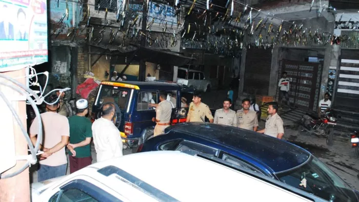 सिपाही के साथ मारपीट कर वर्दी फाड़ने के बाद मौके पर मौजूद पुलिसकर्मी।