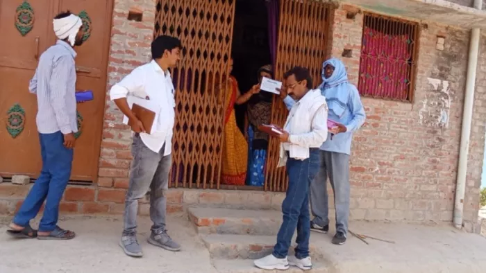महरुआ विद्युत उपकेंद्र के मंशापुर गांव में बिजली चेकिंग करते बिजली कर्मी-जागरण