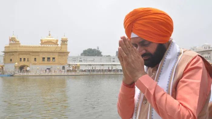 हरियाणा के मुख्यमंत्री नायब सैनी अमृतसर में मौजूद स्वर्ण मंदिर में (जागरण)