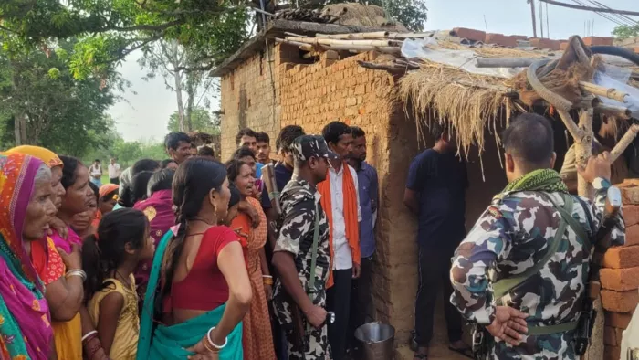 जमुई के परांची गांव में महिला और बच्चे की हत्या के बाद जांच करती पुलिस (जागरण)