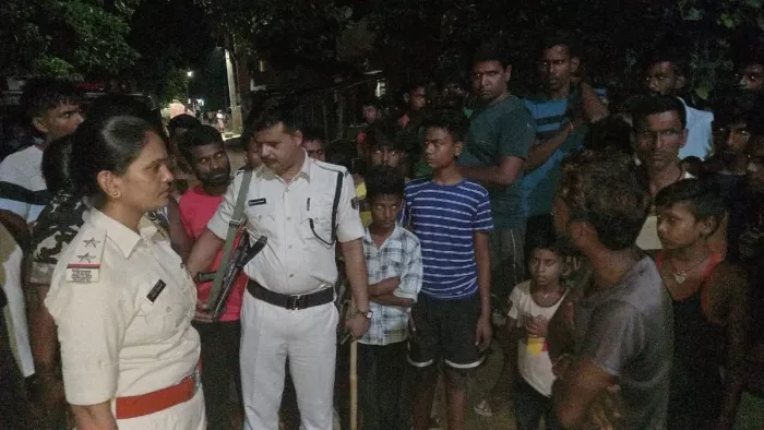 घटनास्थल पर पहुंचकर लोगों से जानकारी लेती पुलिस। (जागरण फोटो)